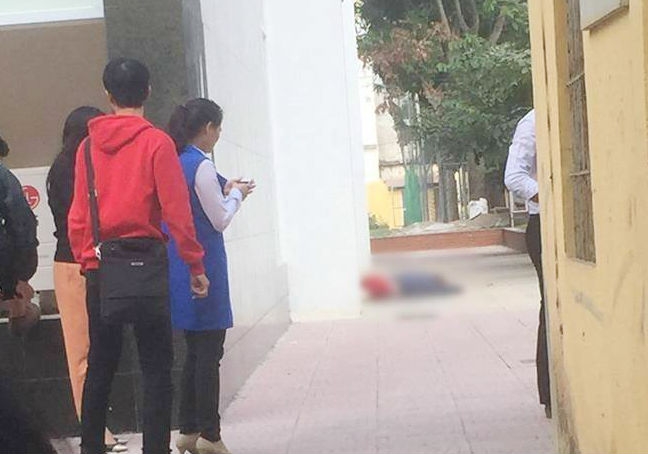 Người đàn ông nước ngoài rơi từ tầng 5 Học viện Ngân hàng nguoi dan ong nuoc ngoai roi tu tang 5 hoc vien ngan hang