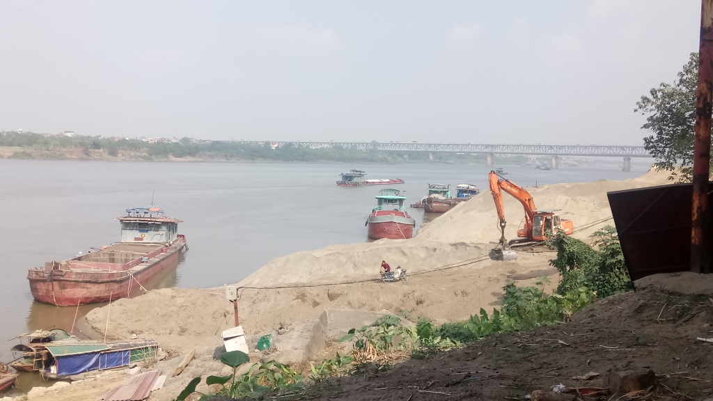 bai vat lieu xay dung trai phep van len lut hoat dong gan cau thang long