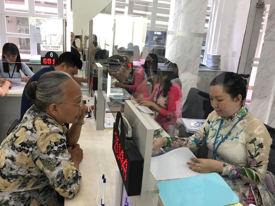 tp hcm van dong can bo nghi huu som