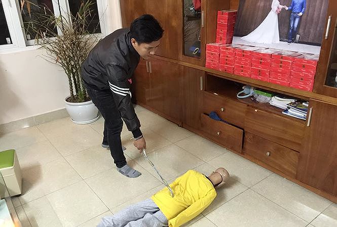 dong nghiep noi gi ve ong bo bao hanh con trai gay phan no o ha noi