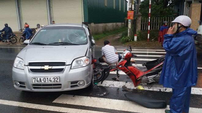 nam thanh nien bi hat vang len dau oto sau cu tong truc dien