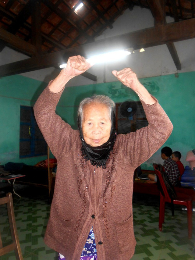 cu ba song lai khi dang duoc lo hau su con khoe manh hon truoc