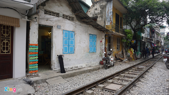diem uong ca phe giua duong tau gay tranh cai o ha noi bi xoa so