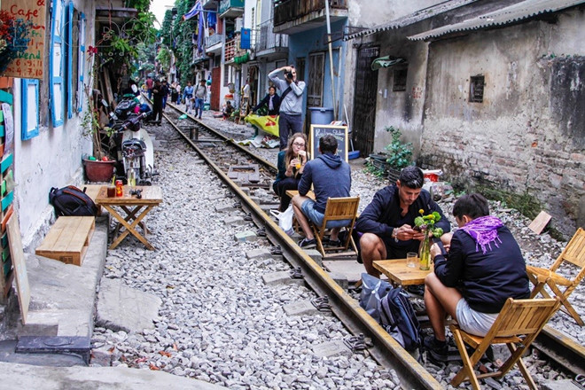 diem uong ca phe giua duong tau gay tranh cai o ha noi bi xoa so