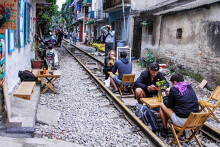 Điểm uống cà phê giữa đường tàu gây tranh cãi ở Hà Nội bị xóa sổ