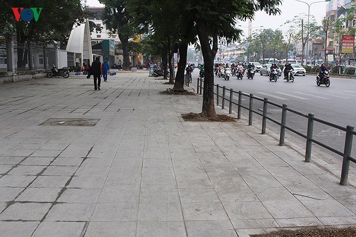 dan ha noi khon kho vi via he vua lat da da xuong cap bui mu mit