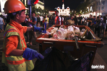 Phố đi bộ Nguyễn Huệ ngập rác đêm Noel