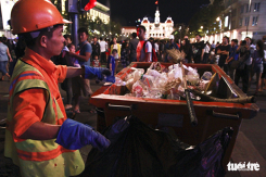 Phố đi bộ Nguyễn Huệ ngập rác đêm Noel