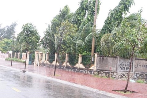 con dao mua trang troi gio giat manh 7000 du khach da tru an an toan