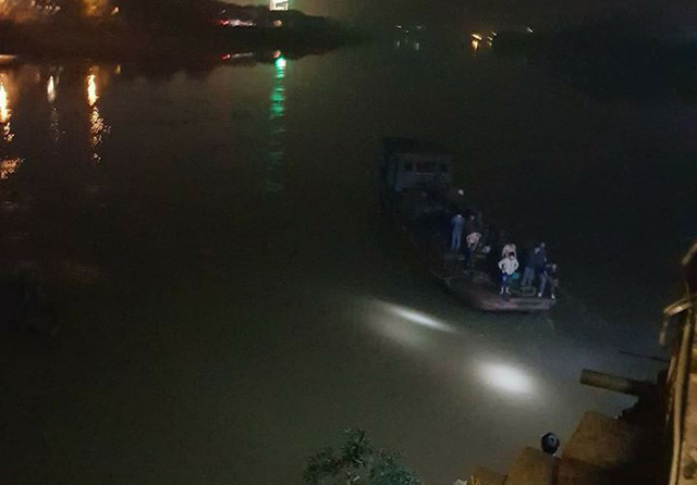 lui xe o to roi xuong song hong hai can bo benh vien yen bai tu vong