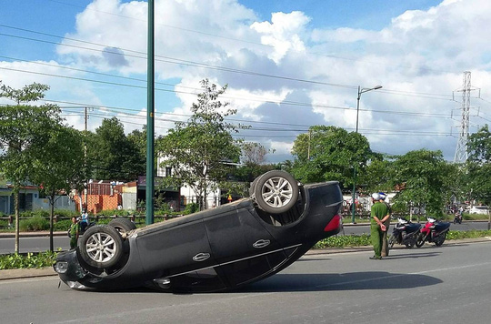 tai xe hoang loan bo khoi o to tren duong pham van dong