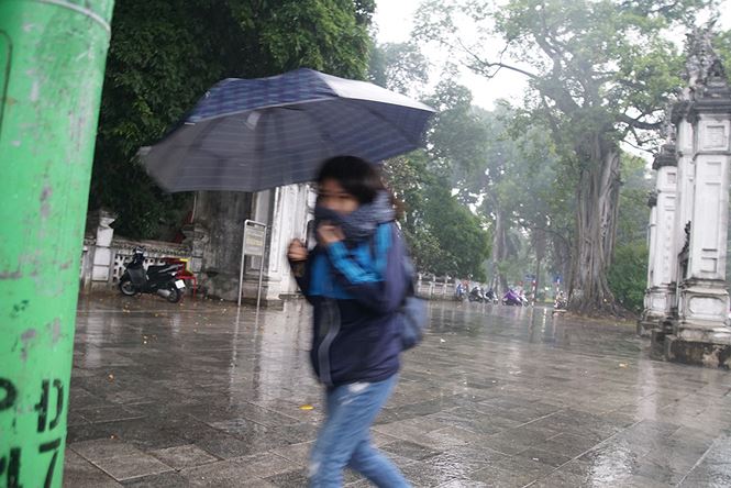 nguoi ha noi vat va trong ngay mit mu mua ret tang cuong