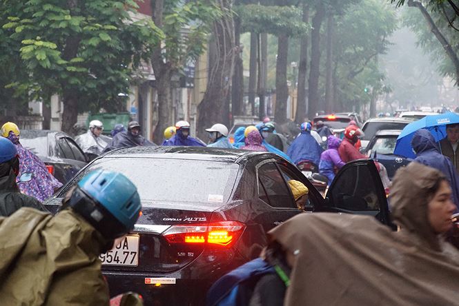 nguoi ha noi vat va trong ngay mit mu mua ret tang cuong