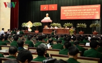 mat thu viet tren canh tay co gai