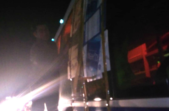 hang loat xe bi nem da khi di qua duong tranh bot cai lay