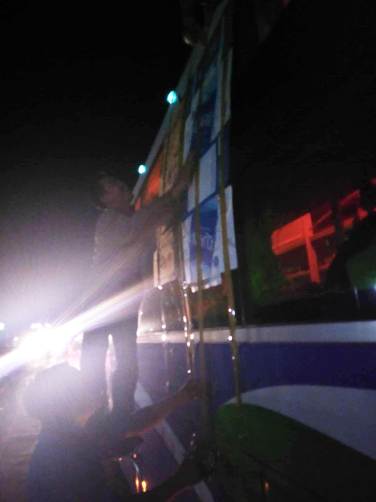 hang loat xe bi nem da khi di qua duong tranh bot cai lay
