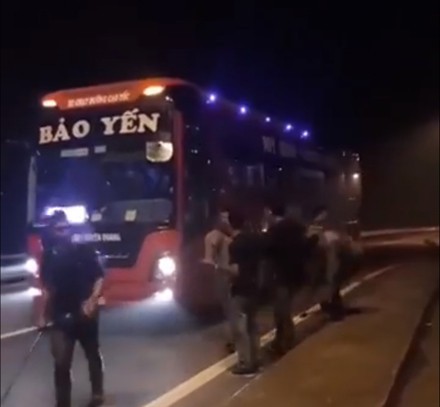 vu xin tien tren cao toc tai xe ung pho the nao khi bi cuop chan duong