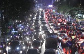 Dòng xe vô tận tê liệt trong mưa rét tầm tã khắp ngả Hà thành
