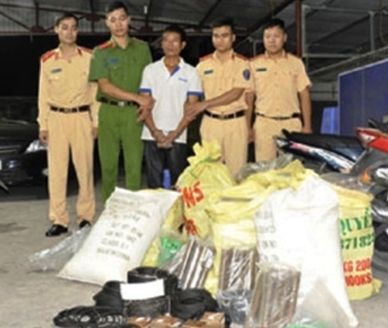 bat qua tang doi tuong van chuyen gan 300kg vat lieu no