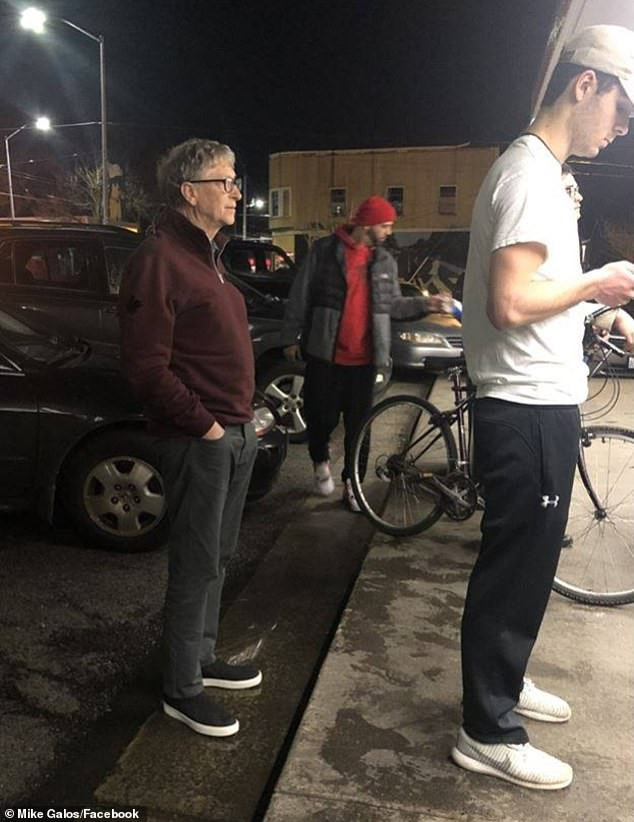 bill gates xep hang mua thuc an nhanh