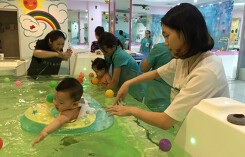 Dịch vụ Baby Float - mát-xa dưới nước thích thú các con, mê mẩn các mẹ