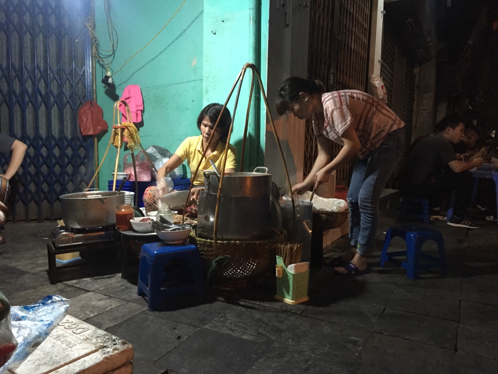 ganh pho ban luc 3 gio sang ma khach van tap nap den an
