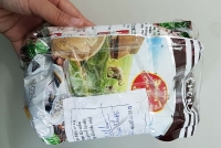 nui than da nong mien hoa vang tren co xanh
