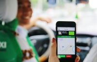 thich thu voi chiec xe taxi grab day do an vat mien phi cho khach