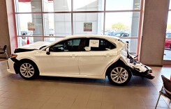 Chiếc Toyota Camry rách nát gây sốt mạng xã hội Mỹ