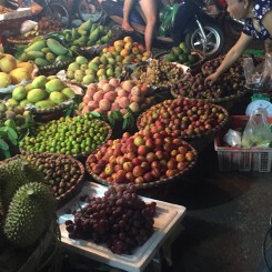 Mận Trung Quốc giá rẻ tràn ngập chợ đầu mối, mua bao nhiêu cũng có