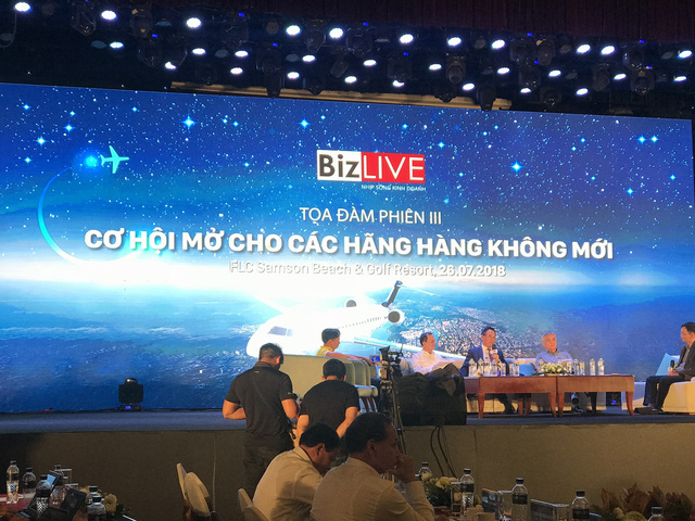 loi di nao cho hang hang khong moi khi truoc mat da co 2 ong lon