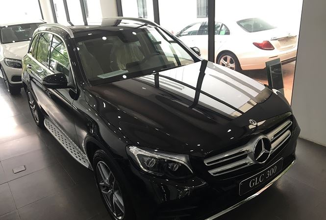 xep hang cho kiem tra xe mercedes benz glc bi lot nuoc o ha noi