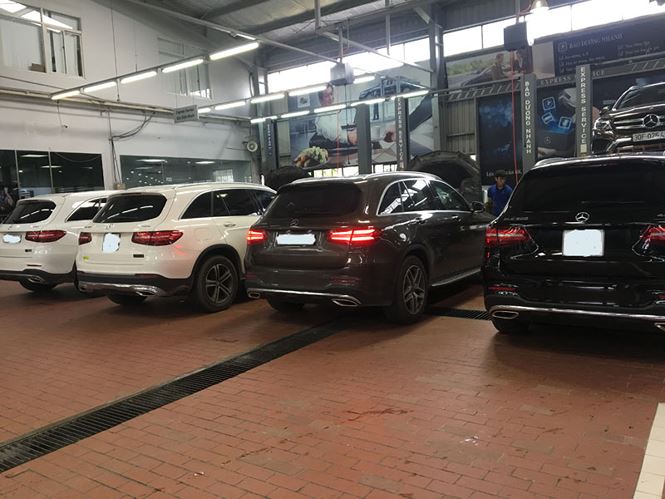 xep hang cho kiem tra xe mercedes benz glc bi lot nuoc o ha noi