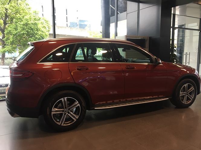 xep hang cho kiem tra xe mercedes benz glc bi lot nuoc o ha noi