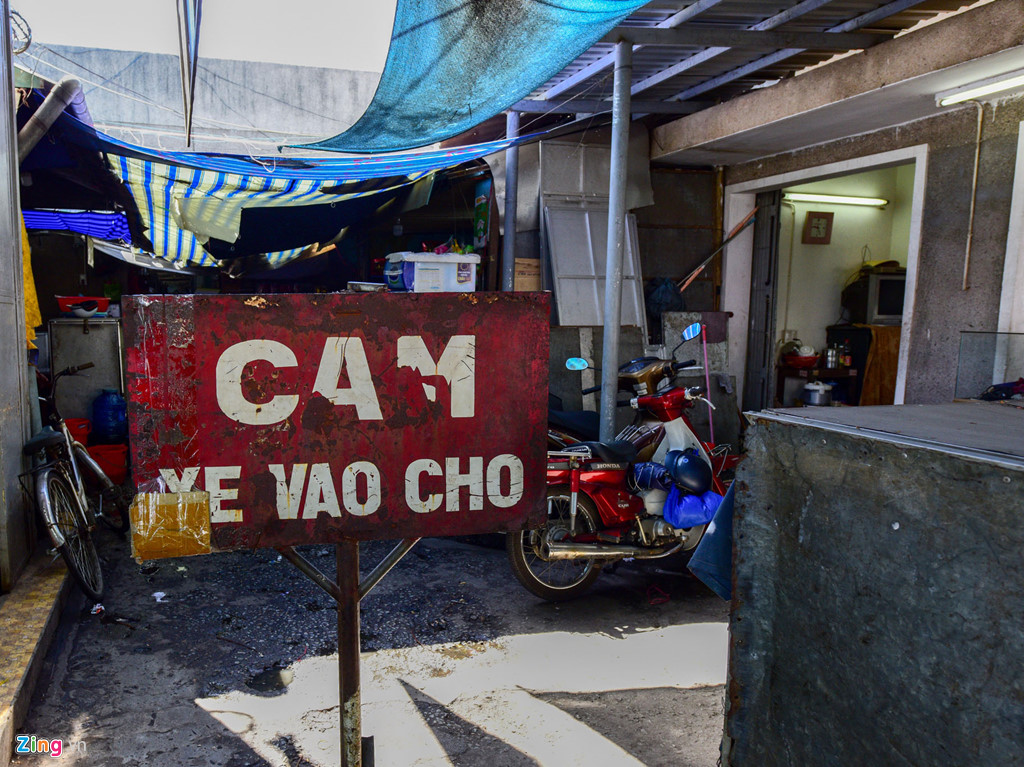 ben trong cho dong ba 120 tuoi xap xe va chua co giai phap cai tao