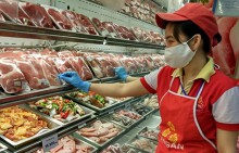 Thịt ngoại nhập giá rẻ, tràn ngập cả... vỉa hè