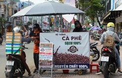 Nở rộ cà phê xe đẩy 'sạch' trên vỉa hè Sài Gòn