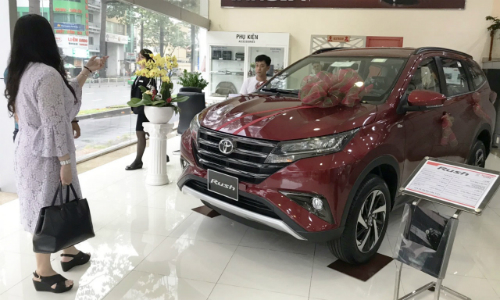 Ôtô nhập khẩu vào Việt Nam - một năm lách qua khe cửa hẹp oto nhap khau vao viet nam mot nam lach qua khe cua hep