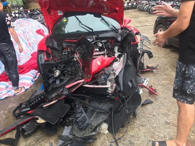 sieu xe ferrari gap nan ca si tuan hung mat bao nhieu tien
