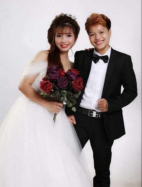 bo anh cuoi lang man cua cap doi dong tinh nu chup truoc come out sau