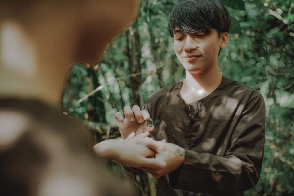 bo anh tai hien 1 nam no luc tim kiem su ung ho cua gia dinh cua cap doi dong tinh nam
