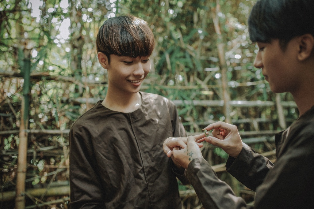 bo anh tai hien 1 nam no luc tim kiem su ung ho cua gia dinh cua cap doi dong tinh nam