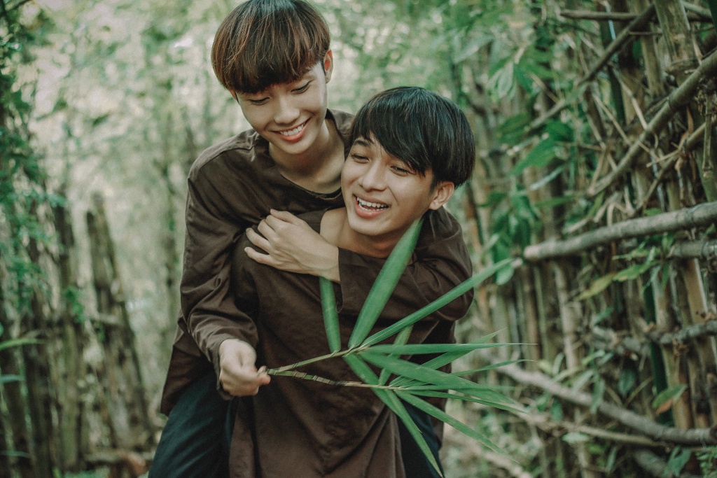 bo anh tai hien 1 nam no luc tim kiem su ung ho cua gia dinh cua cap doi dong tinh nam