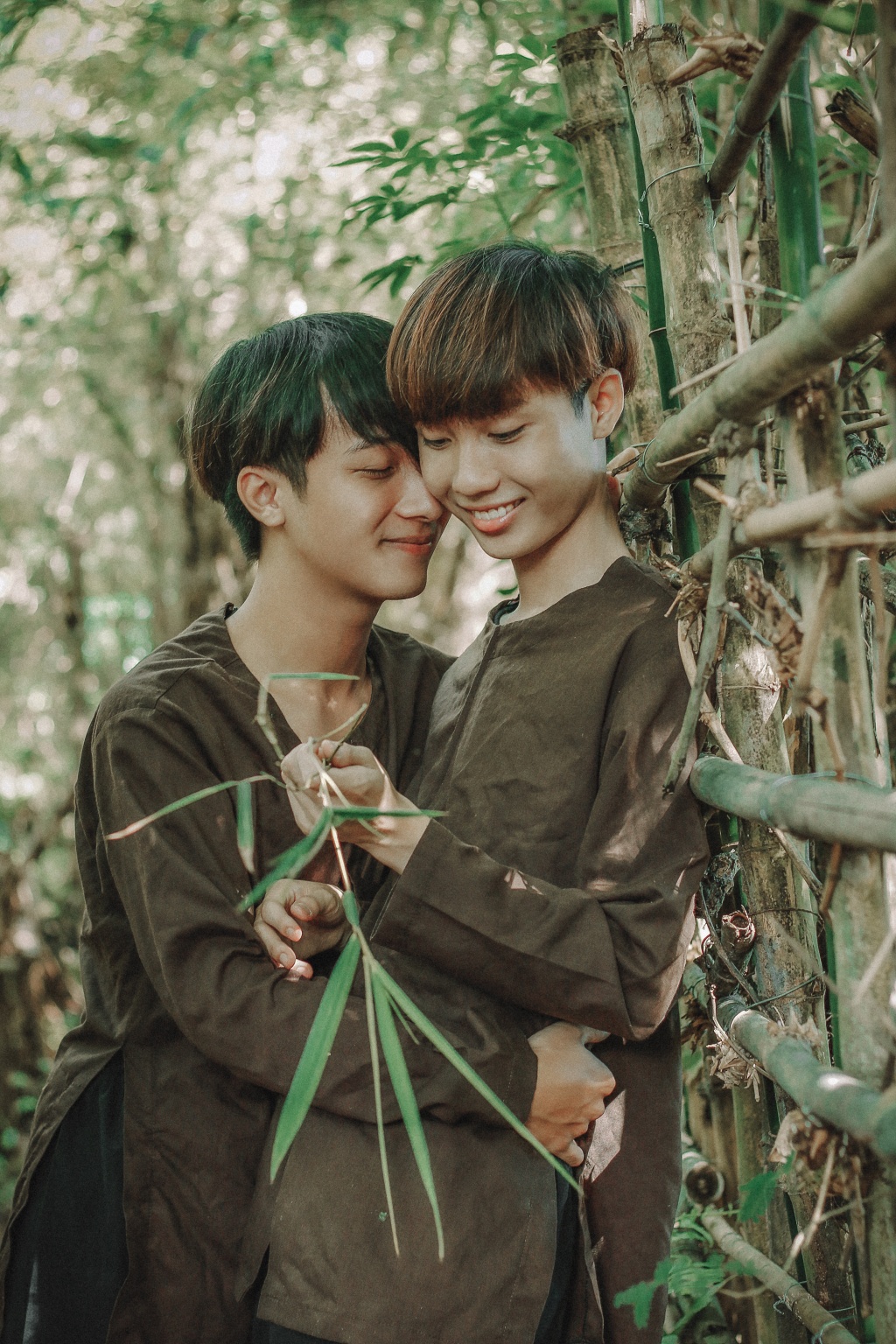 bo anh tai hien 1 nam no luc tim kiem su ung ho cua gia dinh cua cap doi dong tinh nam