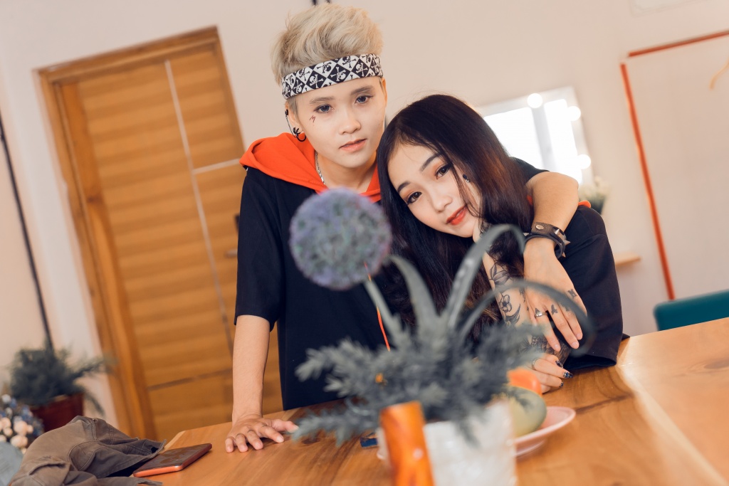 bo anh tinh yeu cua cap doi dong tinh nu khien ai nay deu thon thuc