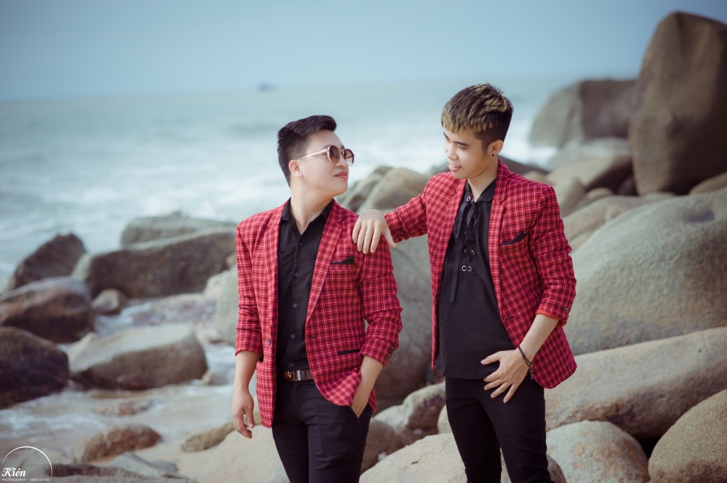 cap doi dong tinh nam tinh tu trong bo anh ky niem 4 nam yeu nhau