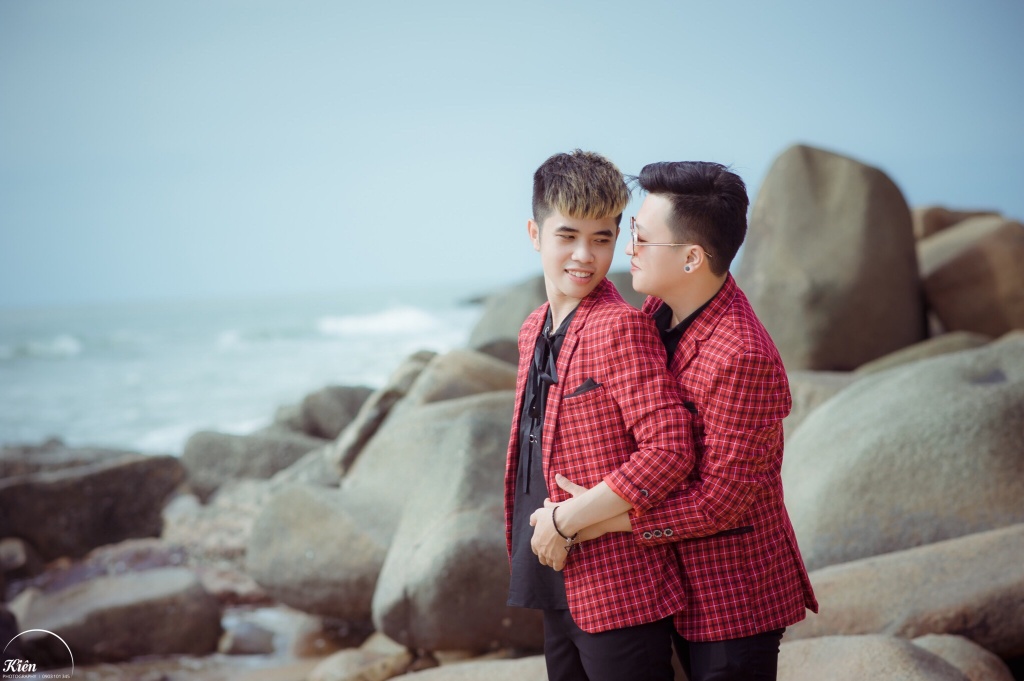 cap doi dong tinh nam tinh tu trong bo anh ky niem 4 nam yeu nhau