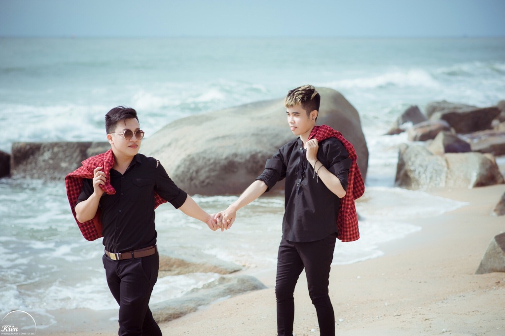 cap doi dong tinh nam tinh tu trong bo anh ky niem 4 nam yeu nhau