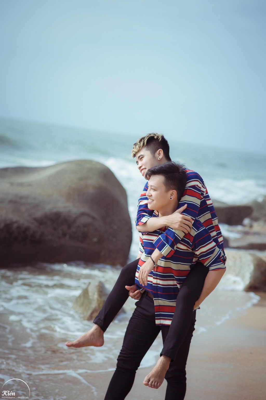 cap doi dong tinh nam tinh tu trong bo anh ky niem 4 nam yeu nhau