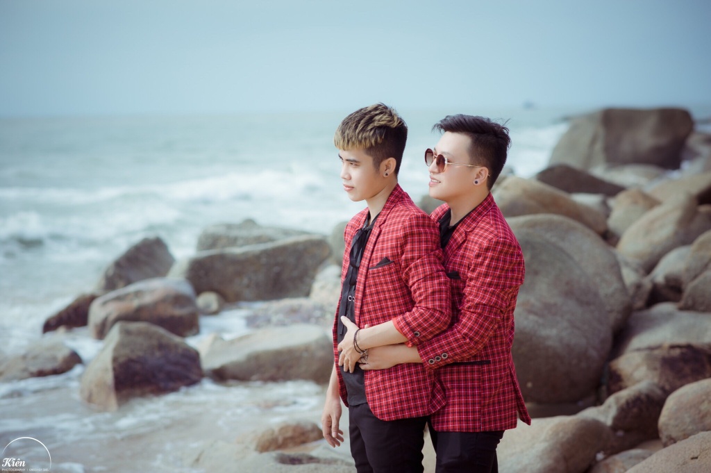 cap doi dong tinh nam tinh tu trong bo anh ky niem 4 nam yeu nhau